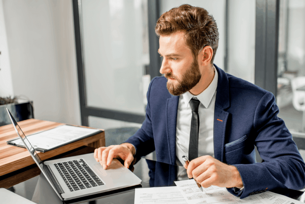 Unternehmer prüft Dubai Steuern, Buchhaltung und Finanzunterlagen am Laptop