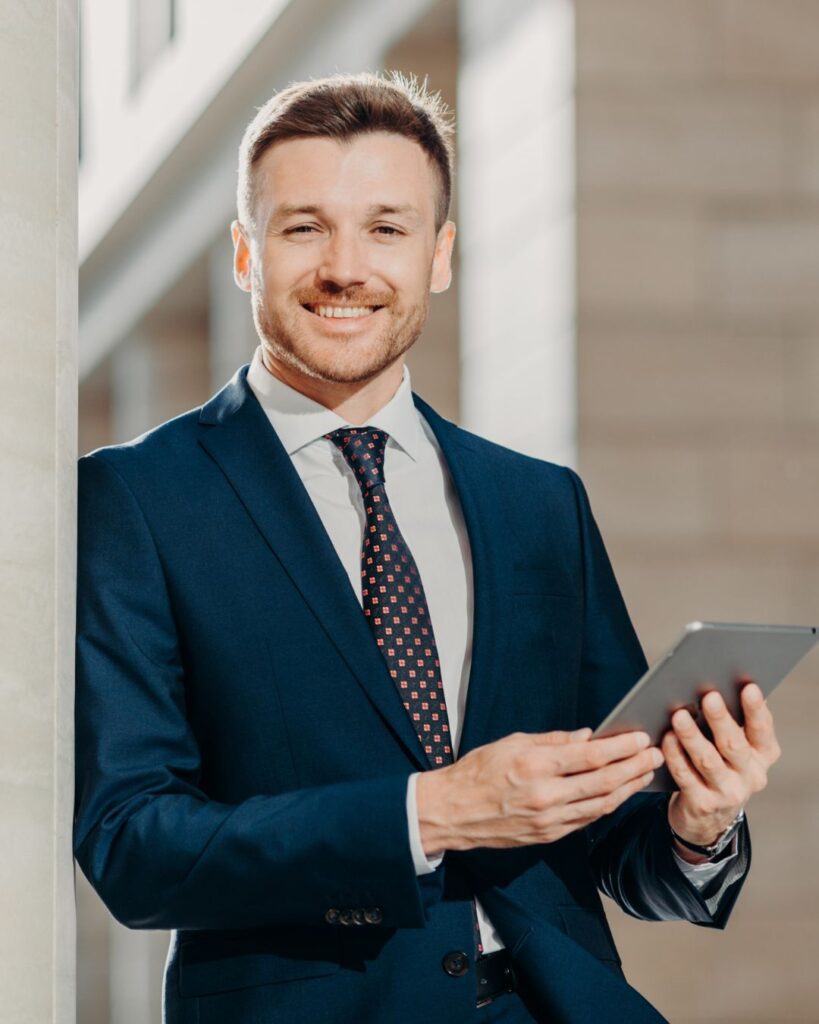 Leben in Dubai als Unternehmer – Geschäftsmann mit Tablet zeigt Karriere und Business Chancen in Dubai