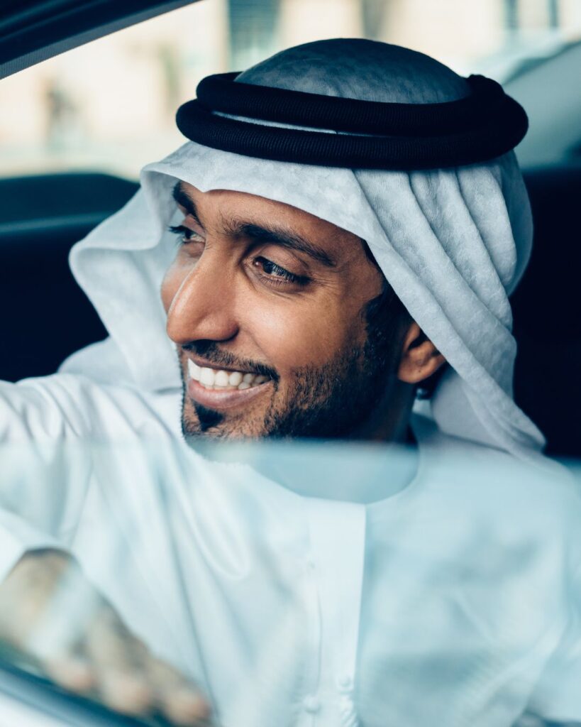 Leben in Dubai Luxus – Mann im Auto zeigt Wohlstand und modernen Lifestyle in Dubai