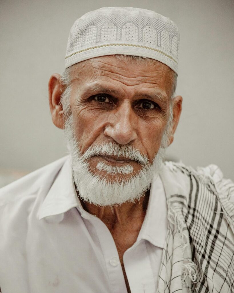Leben in Dubai Kultur und Tradition – älterer Mann zeigt kulturelle Vielfalt und Geschichte Dubais