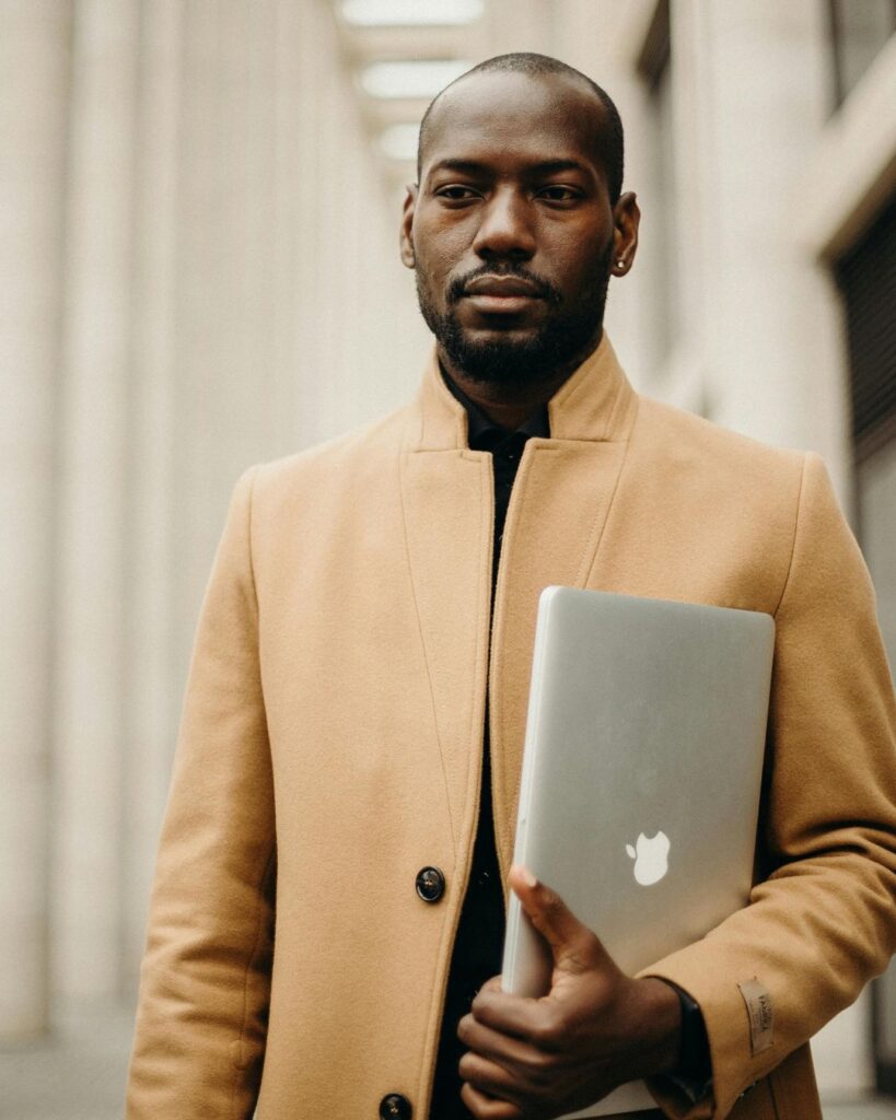 Leben in Dubai als digitaler Nomade – Mann mit Laptop zeigt Arbeiten und Leben im Ausland