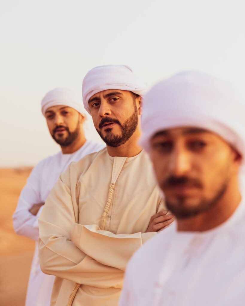 Leben in Dubai Kultur – Einheimische Männer in traditioneller Kleidung zeigen Alltag und Kultur in Dubai