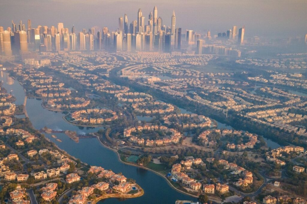 Wohngebiete und Immobilien in Dubai aus der Vogelperspektive – moderne Communities
