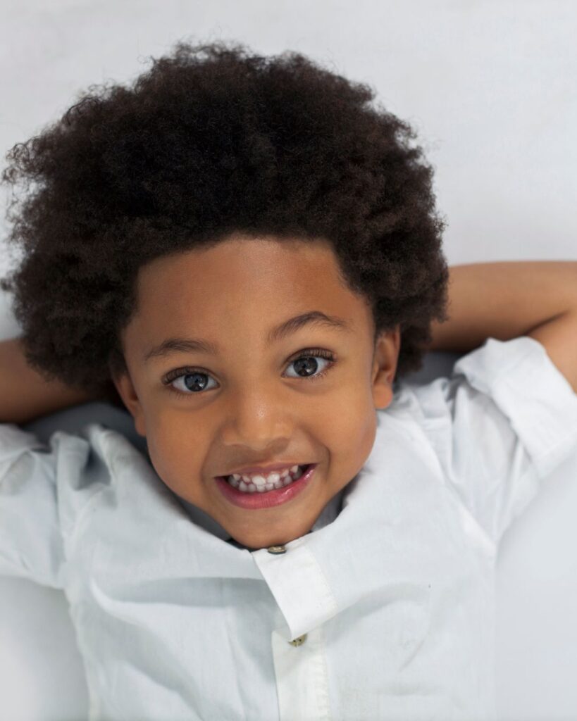 Leben in Dubai für Kinder – glückliches Kind steht für Zukunft, Bildung und Lebensqualität