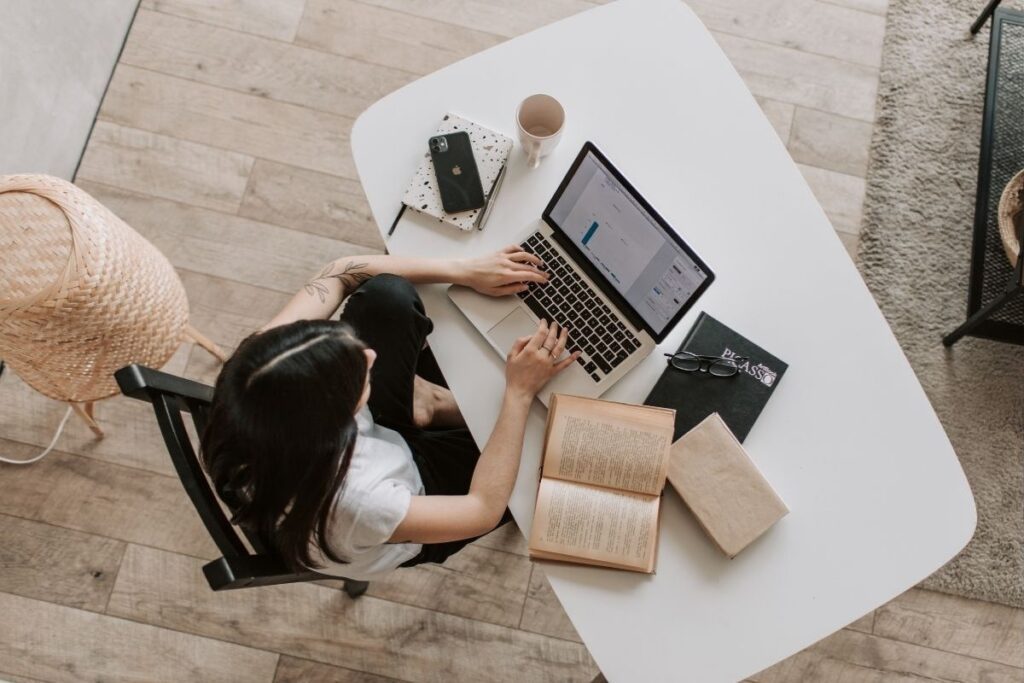 Freelancerin organisiert ihre digitale Arbeit am Laptop