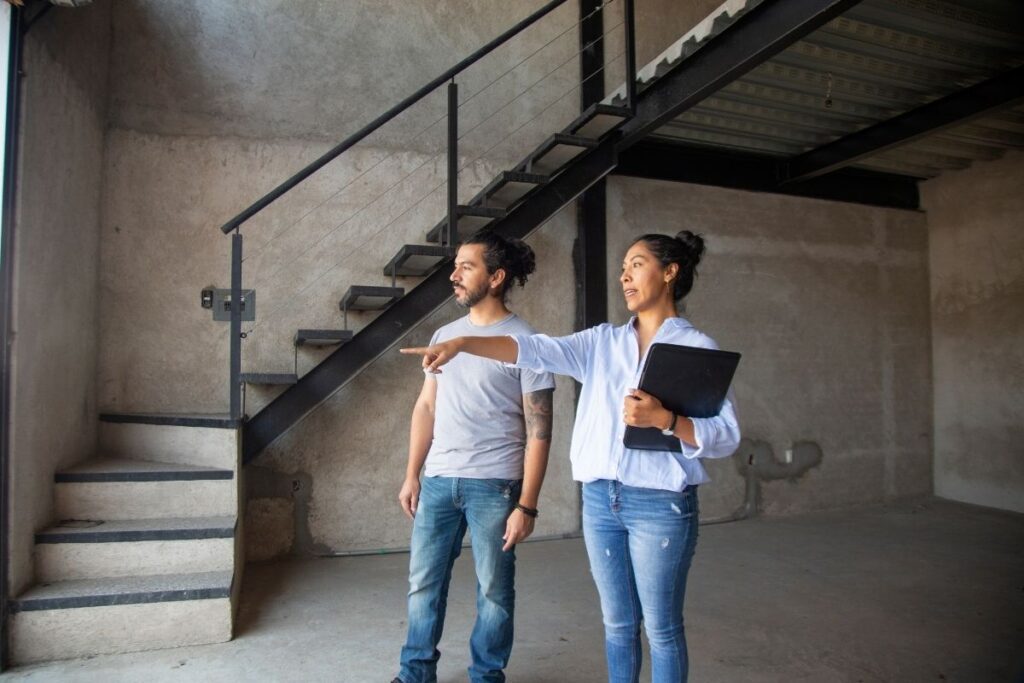 Buy house in Dubai property viewing with real estate agent before purchase