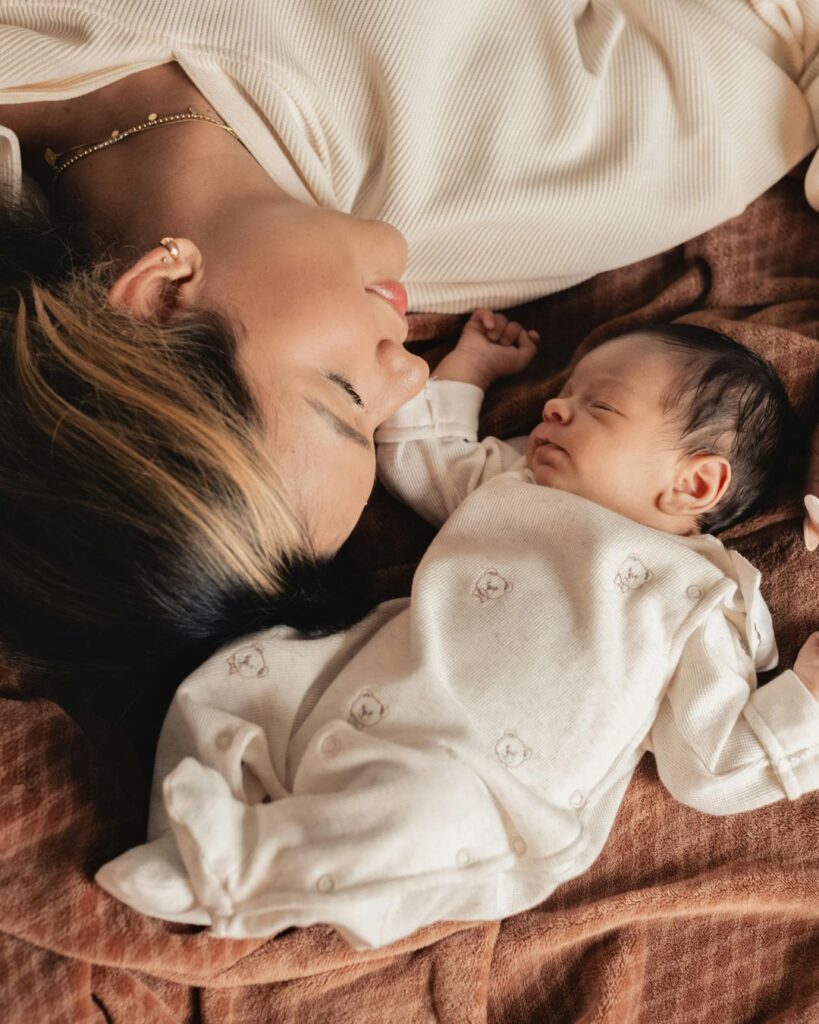 Leben in Dubai mit Baby – junge Mutter mit Kind zeigt familienfreundliches Leben in Dubai