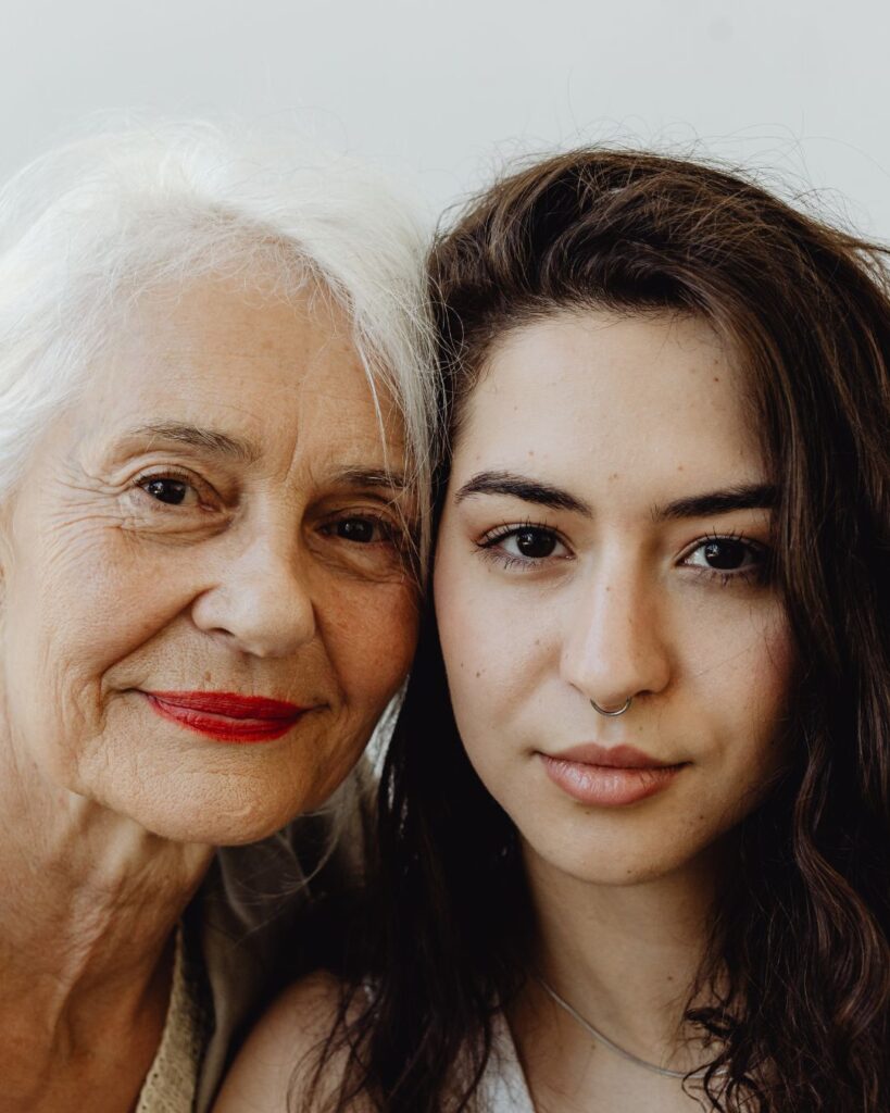 Leben in Dubai für Familien und Generationen – ältere Frau und junge Frau im Alltag in Dubai