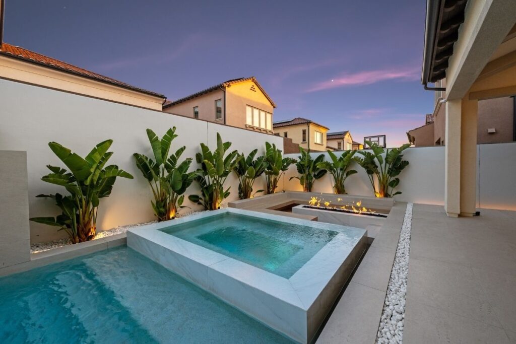 Haus kaufen Dubai laufende Kosten – Luxusvilla mit Pool und Garten zeigt Unterhaltskosten wie Wartung, Strom, Wasser und Servicegebühren