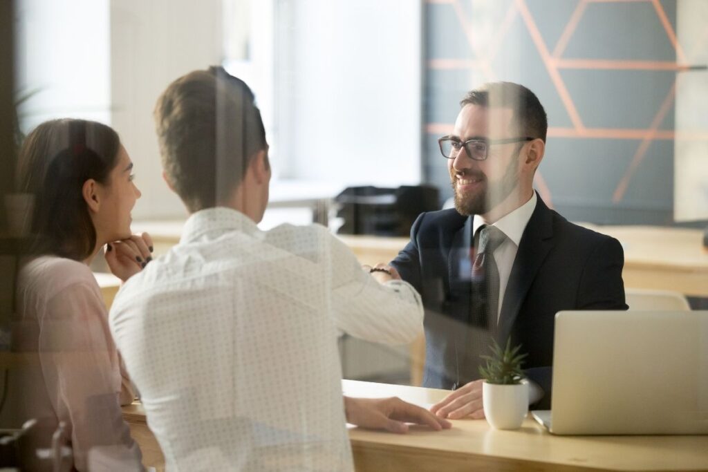 Company formation Dubai consultation meeting between entrepreneur and advisor