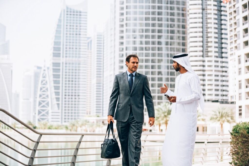 Geschäftsleute in Dubai sprechen über Arbeit und Dubai Visa im Finanzviertel