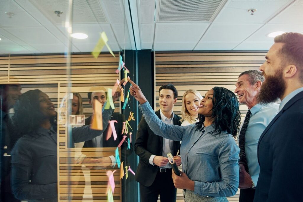 Multikulturelles Team bespricht Projekt im modernen Büro in Dubai als Beispiel für Jobs mit Arbeitsvisum Dubai