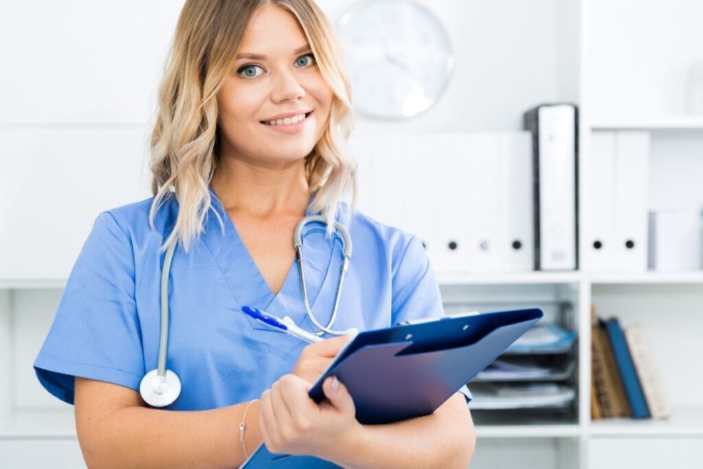 Krankenschwester mit Klemmbrett in medizinischer Praxis in Dubai als Beruf mit Arbeitsvisum Dubai