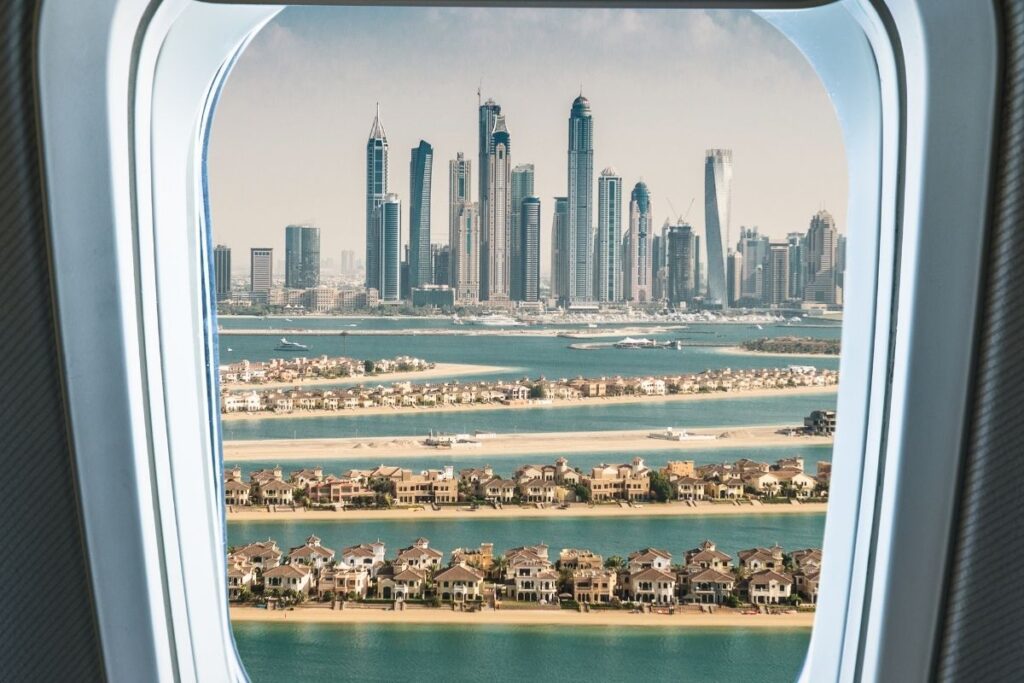 Blick aus Flugzeugfenster auf Skyline und Küste von Dubai bei Einreise mit Arbeitsvisum Dubai