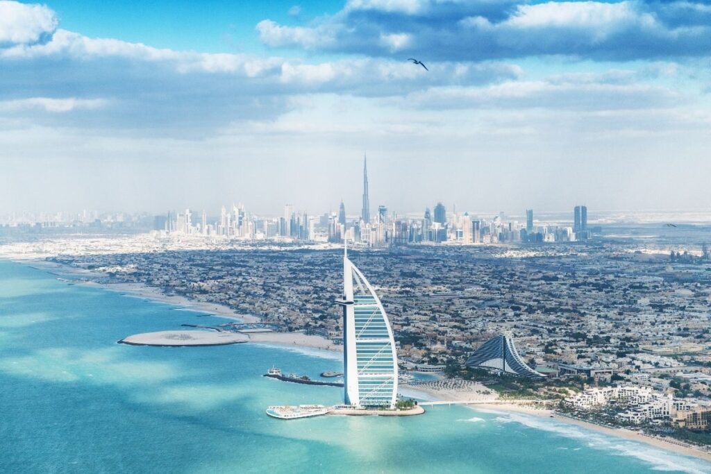 Dubai Skyline mit Burj Al Arab und Küste als Darstellung für Leben mit Green Visa Dubai.