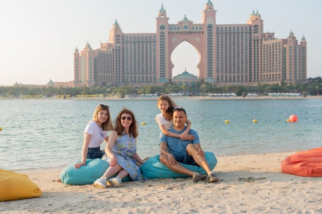 Familie mit zwei Kindern am Strand in Dubai vor dem Atlantis The Palm Hotel – Familiennachzug Dubai
